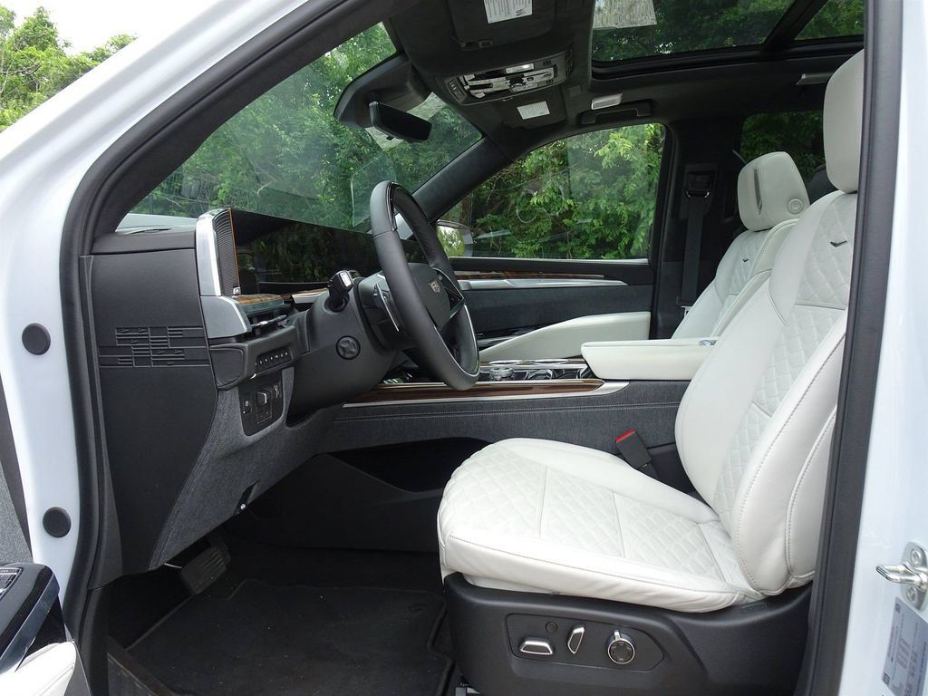 Certified 2026 Cadillac Escalade Platinum Sport w/ LPO, ONYX Package AWD/4WD image 7