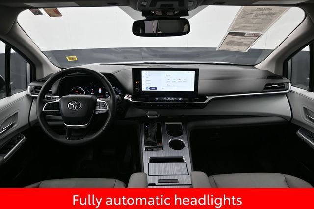 Used 2025 Toyota Sienna XLE FWD image 12