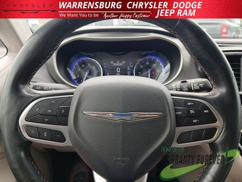 Used 2020 Chrysler Pacifica Touring-L FWD image 20