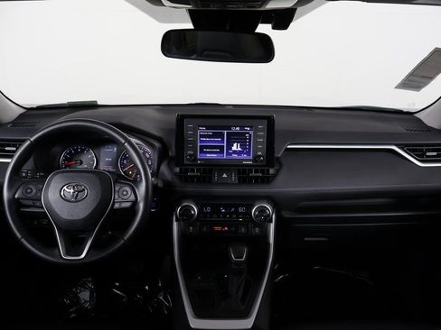 Used 2020 Toyota RAV4 XLE Premium image 8