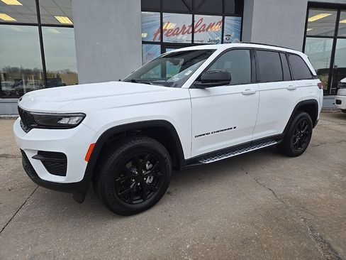 Used 2024 Jeep Grand Cherokee Altitude image 3