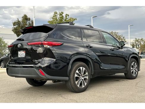 Used 2022 Toyota Highlander XLE image 6