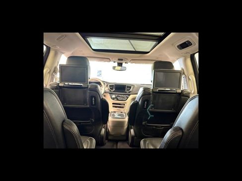 Used 2018 Chrysler Pacifica Limited w/ Tire & Wheel Group FWD image 28