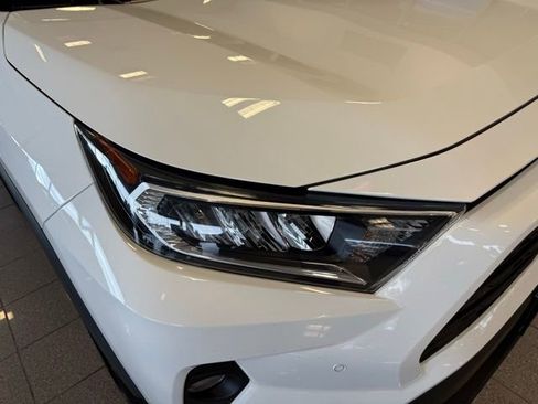 Used 2020 Toyota RAV4 XLE Premium image 9