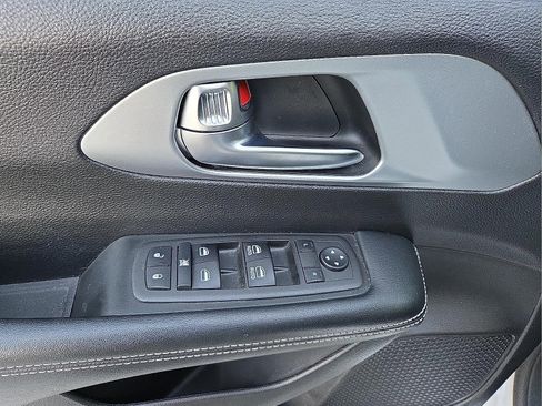 Used 2022 Chrysler Pacifica Touring image 14