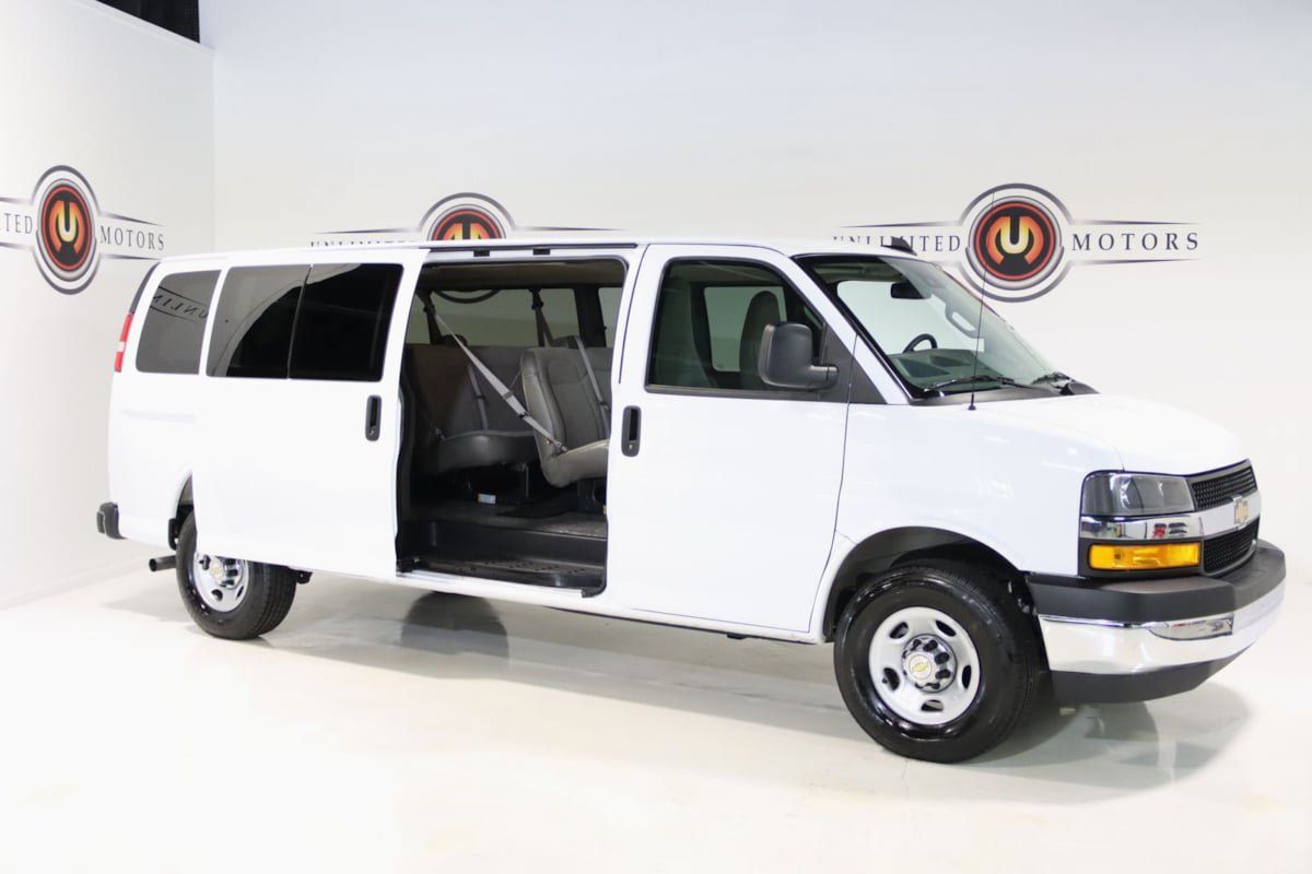 Used 2025 Chevrolet Express 3500 LT w/ LT Preferred Equipment Group RWD image 7