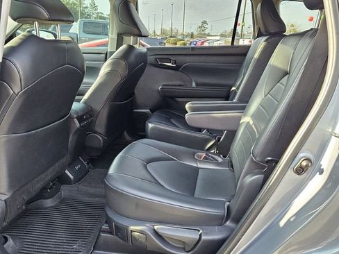 Used 2022 Toyota Highlander XLE image 4