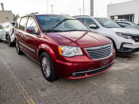 Used 2015 Chrysler Town & Country Limited image 6
