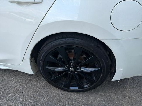 Used 2021 Nissan Maxima SR w/ Sport Mat Group FWD image 13