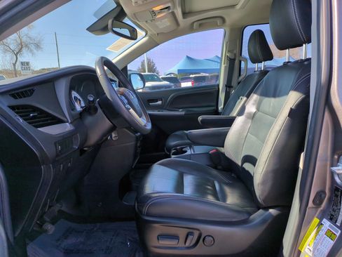 Used 2018 Toyota Sienna SE image 15