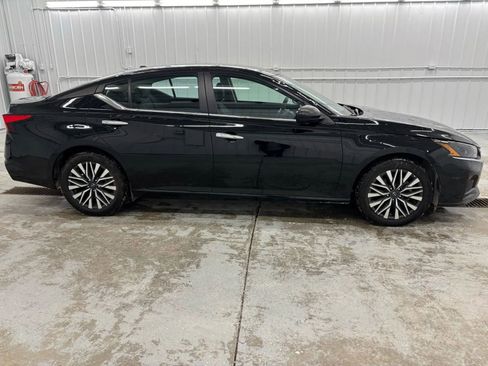 Used 2024 Nissan Altima 2.5 SV FWD image 2