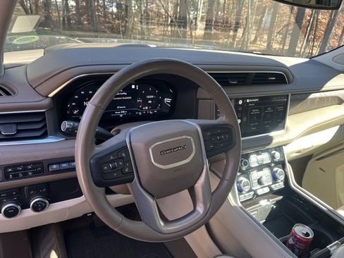 Used 2022 GMC Yukon XL Denali image 6