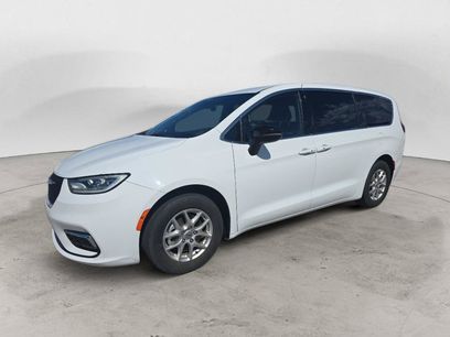 Used 2025 Chrysler Pacifica Select
