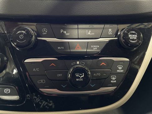 Used 2024 Chrysler Pacifica Touring-L image 31