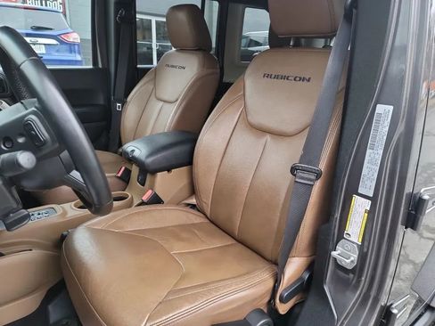 Used 2017 Jeep Wrangler Unlimited Rubicon w/ Connectivity Group AWD/4WD image 9