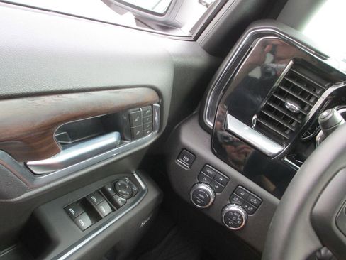 Used 2025 GMC Sierra 1500 SLT w/ SLT Premium Plus Package image 29