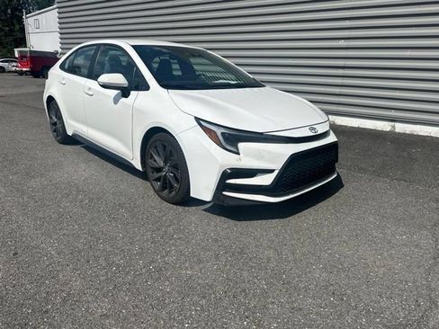 Used 2025 Toyota Corolla SE FWD image 3