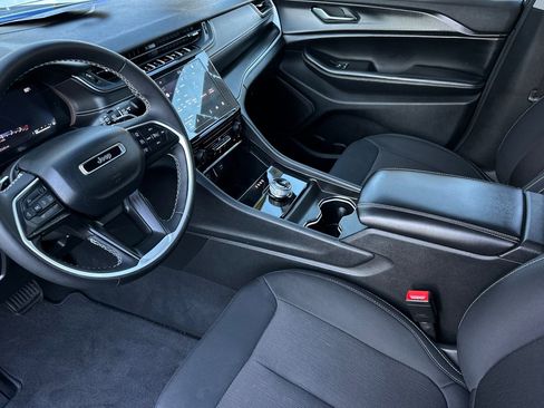 Used 2024 Jeep Grand Cherokee L Laredo image 9