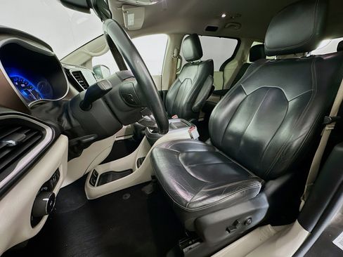 Used 2017 Chrysler Pacifica Touring-L w/ Tire & Wheel Group image 13