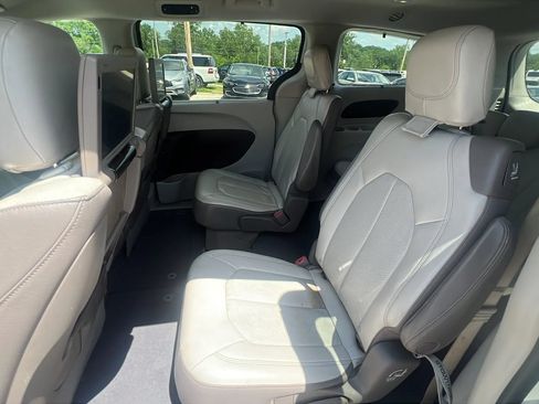 Used 2018 Chrysler Pacifica Touring-L Plus FWD image 9