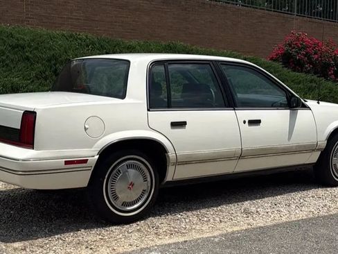 Used 1991 Oldsmobile Cutlass Calais Sedan FWD image 6