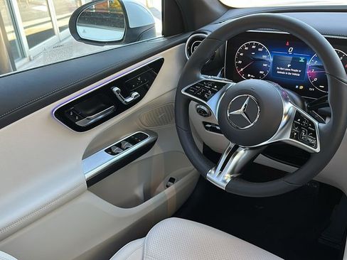 Used 2025 Mercedes-Benz GLC 300 4MATIC image 24