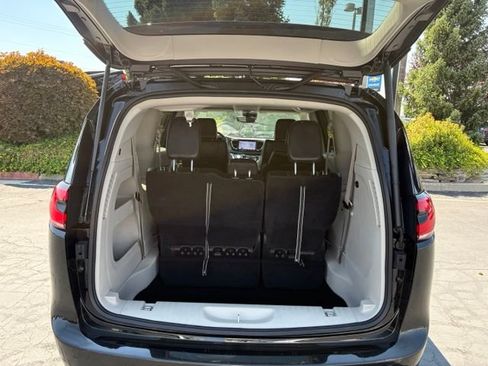 Used 2024 Chrysler Pacifica Touring-L FWD image 9