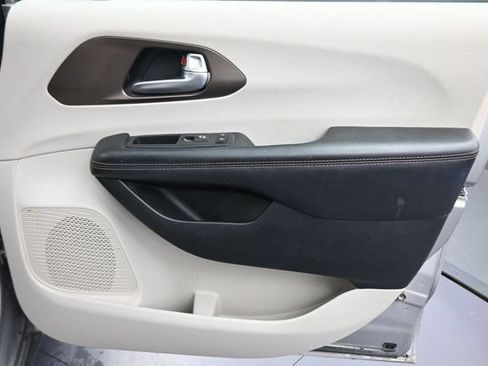 Used 2017 Chrysler Pacifica Touring-L FWD image 21