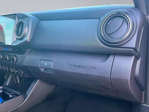 Used 2017 Toyota Tacoma TRD Sport w/ Premium & Technology Package AWD/4WD image 16