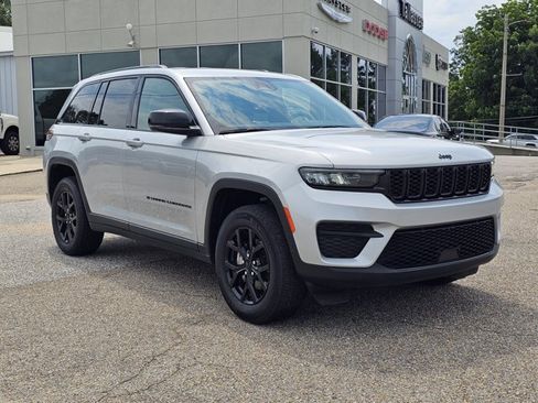 Used 2024 Jeep Grand Cherokee Altitude RWD image 10