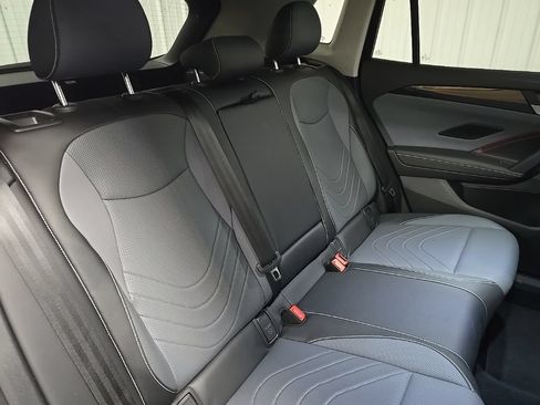Used 2025 Volkswagen Tiguan SE w/ Panoramic Sunroof Package AWD/4WD image 17
