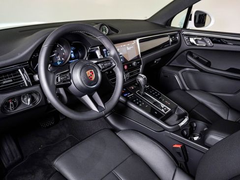 New 2026 Porsche Macan image 4