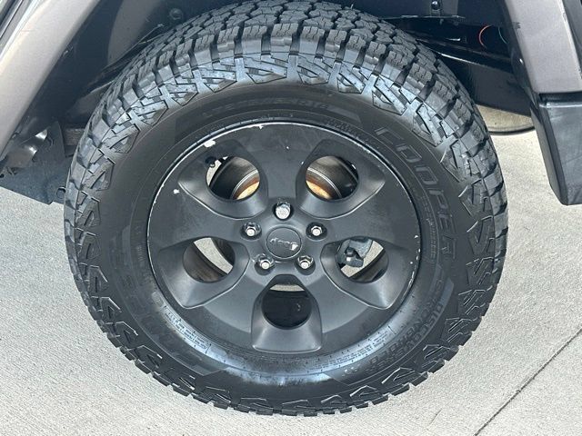 Used 2016 Jeep Wrangler Unlimited Sahara w/ Connectivity Group AWD/4WD image 12