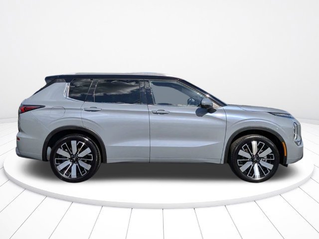 Used 2025 Mitsubishi Outlander SEL FWD image 2