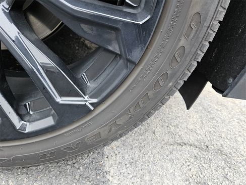 Used 2022 GMC Yukon SLT w/ SLT Premium Package image 5