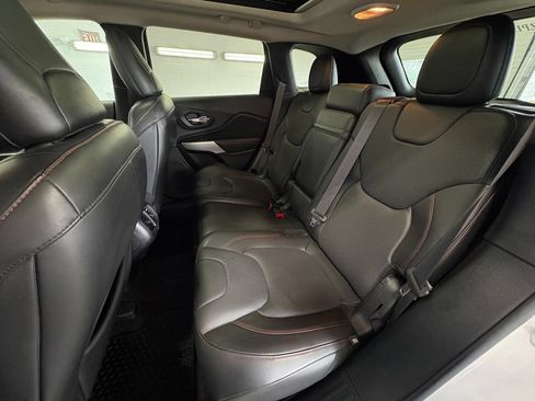 Used 2018 Jeep Cherokee Trailhawk AWD/4WD image 23