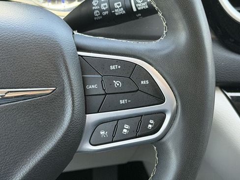 Used 2022 Chrysler Pacifica Touring-L FWD image 13
