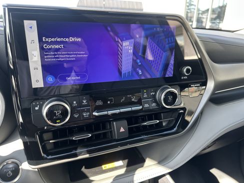 Used 2024 Toyota Highlander XLE image 17