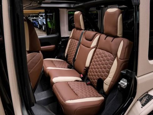 Used 2025 Jeep Wrangler Unlimited Rubicon w/ Technology Group image 76