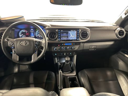 Used 2022 Toyota Tacoma TRD Sport w/ TRD Premium Sport Package AWD/4WD image 4