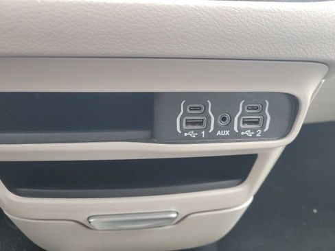 Used 2023 Chrysler Pacifica Touring-L image 7