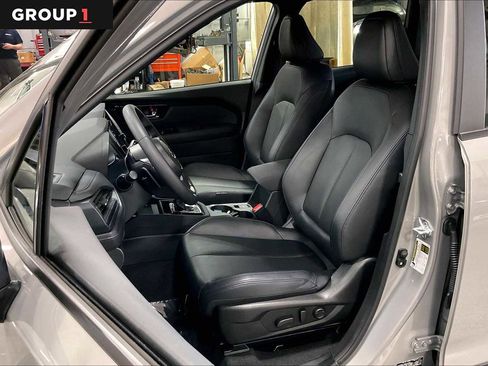 Used 2025 Subaru Forester Limited image 7