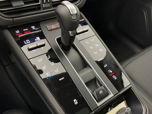 Certified 2026 Porsche Macan AWD/4WD image 23