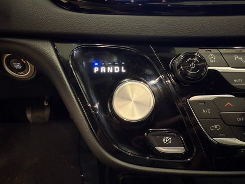Used 2025 Chrysler Pacifica Select FWD image 15