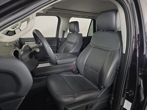 Used 2025 Ford Expedition Active AWD/4WD image 17