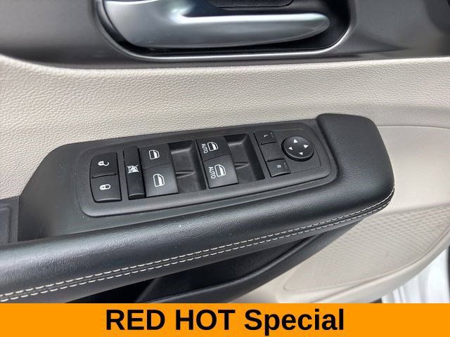 Used 2023 Chrysler Pacifica Touring-L FWD image 13