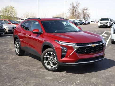 Used 2025 Chevrolet Trax LT image 2