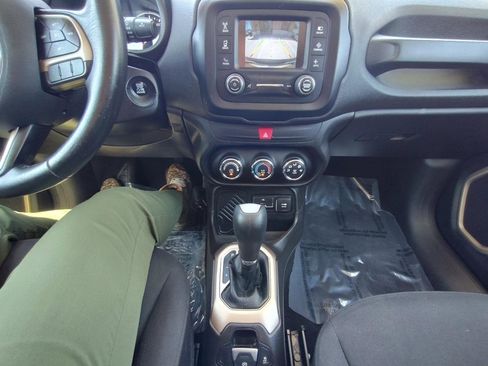 Used 2016 Jeep Renegade Latitude FWD image 24