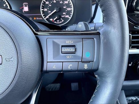Used 2025 Nissan Pathfinder SL FWD image 18