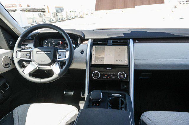 Certified 2025 Land Rover Discovery Dynamic SE AWD/4WD image 14